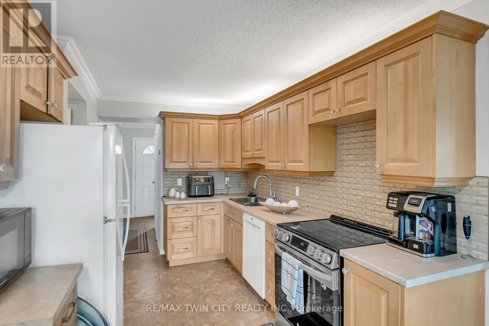 101 - 121 UNIVERSITY AVENUE E