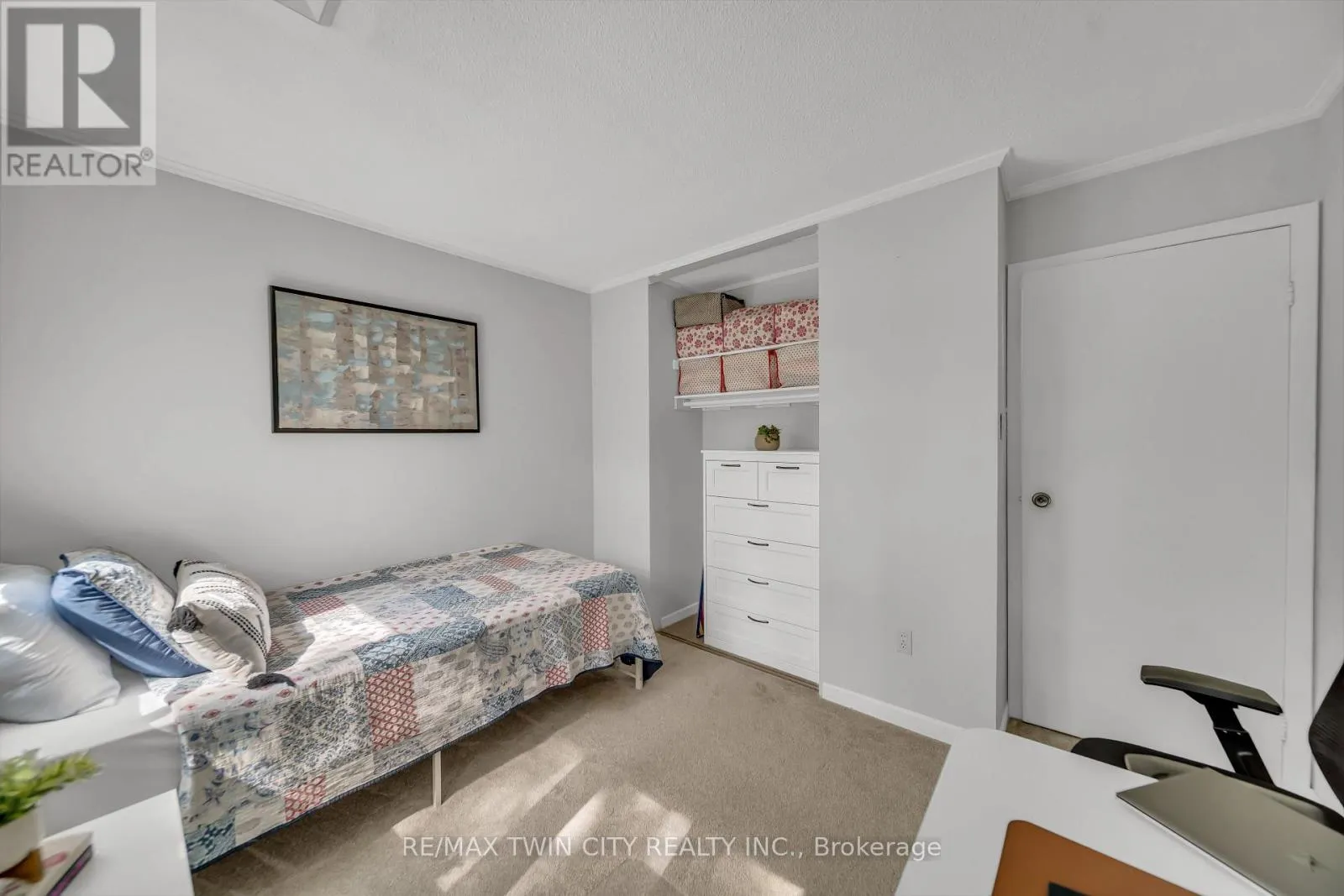 101 - 121 UNIVERSITY AVENUE E