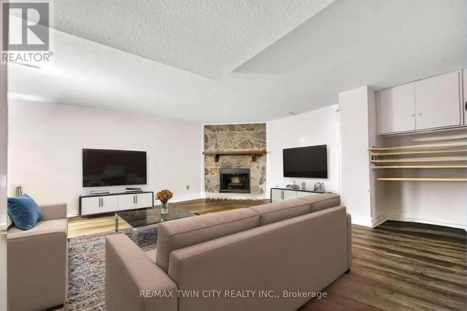 101 - 121 UNIVERSITY AVENUE E