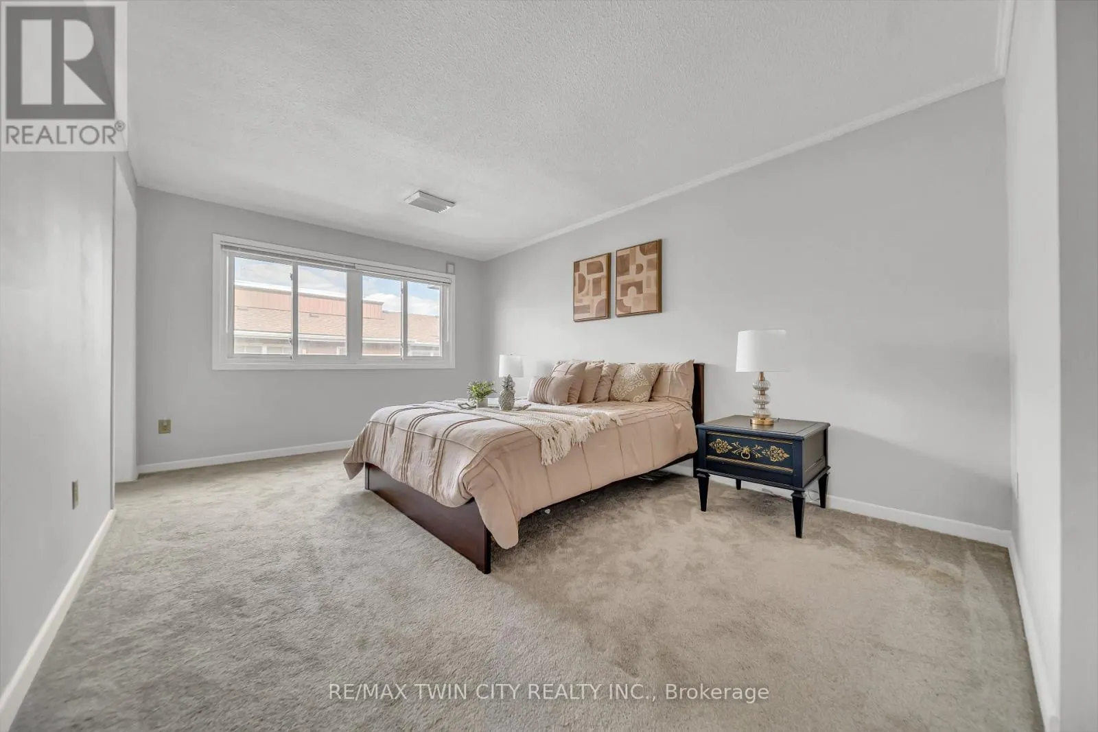 101 - 121 UNIVERSITY AVENUE E