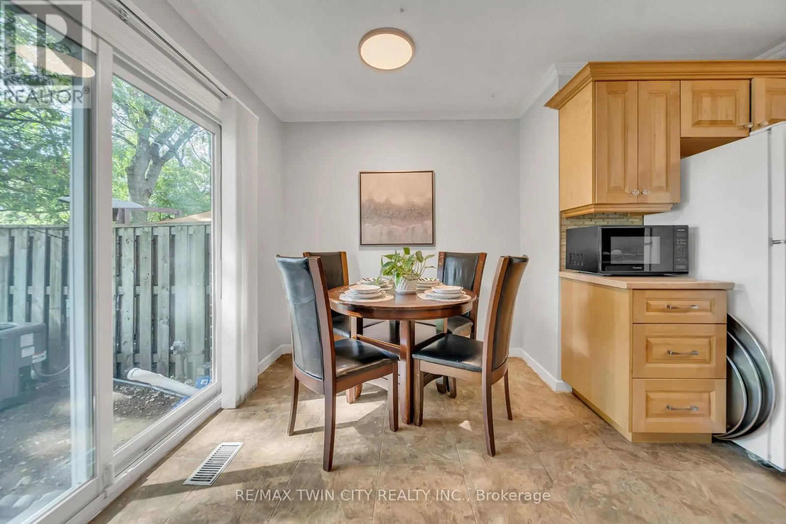 101 - 121 UNIVERSITY AVENUE E