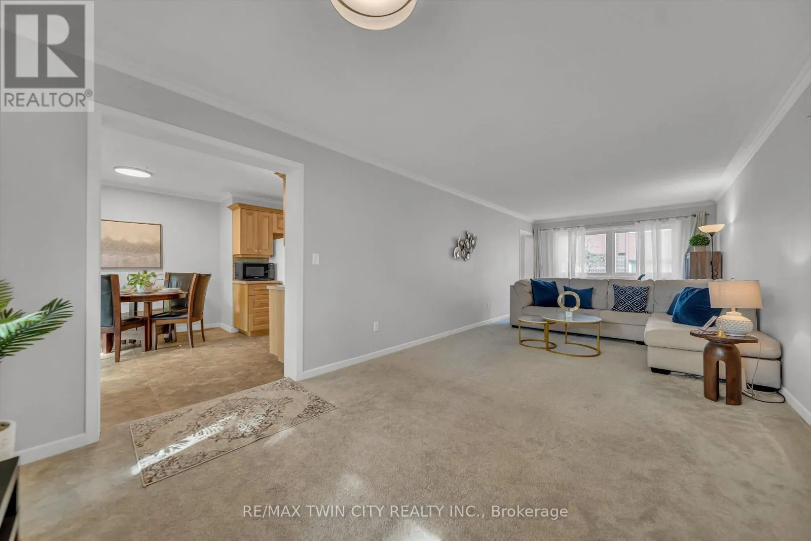 101 - 121 UNIVERSITY AVENUE E