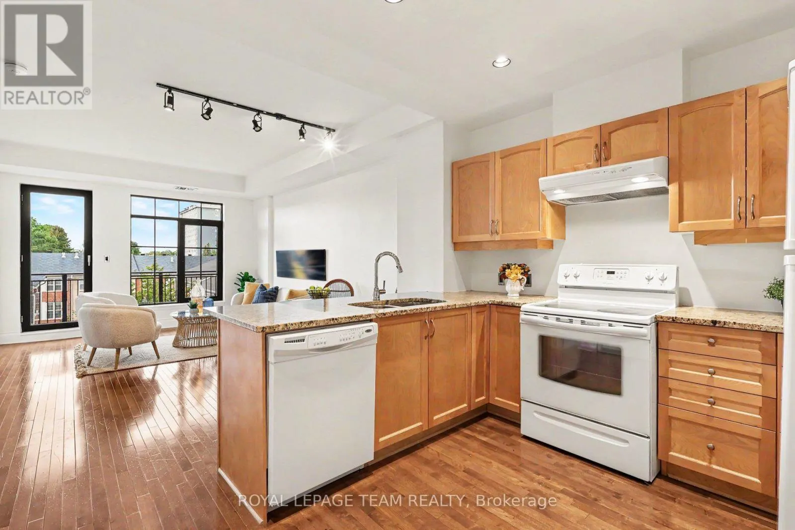 405 - 330 LORETTA AVENUE S