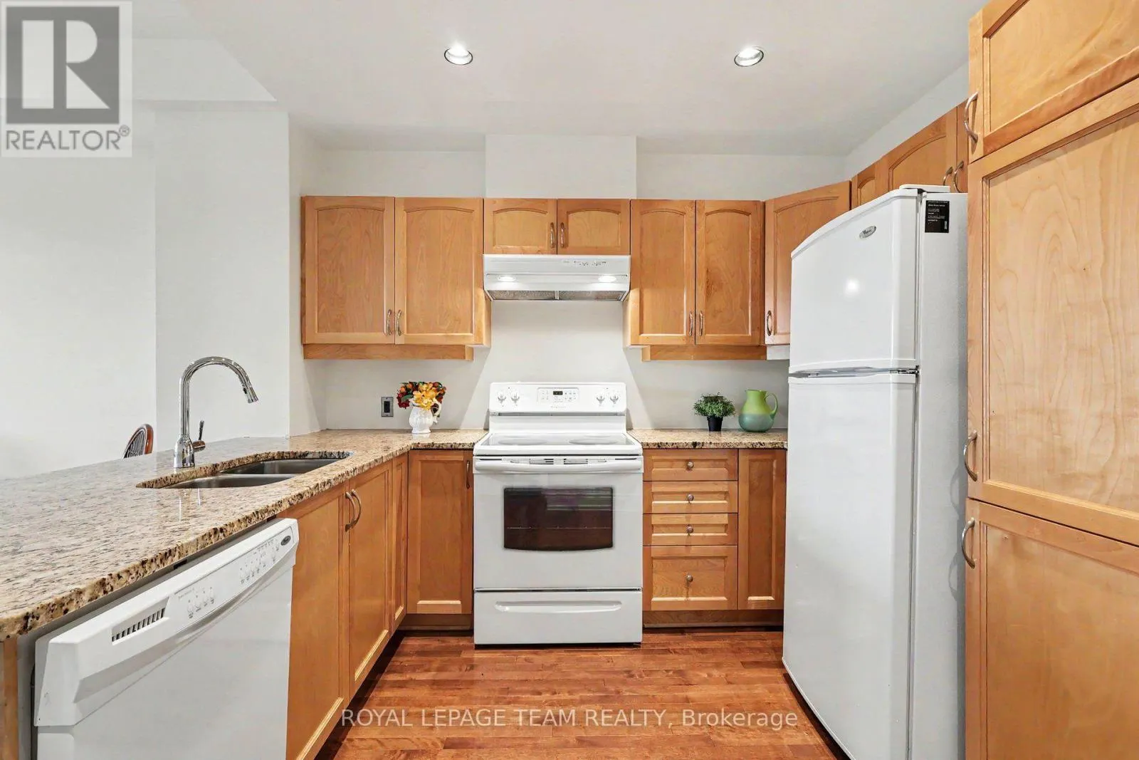 405 - 330 LORETTA AVENUE S