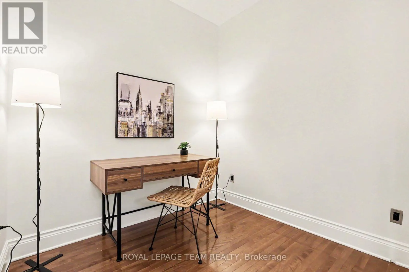 405 - 330 LORETTA AVENUE S
