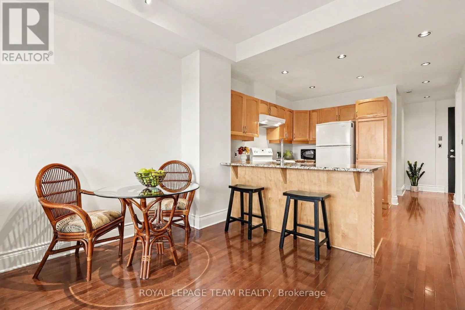 405 - 330 LORETTA AVENUE S