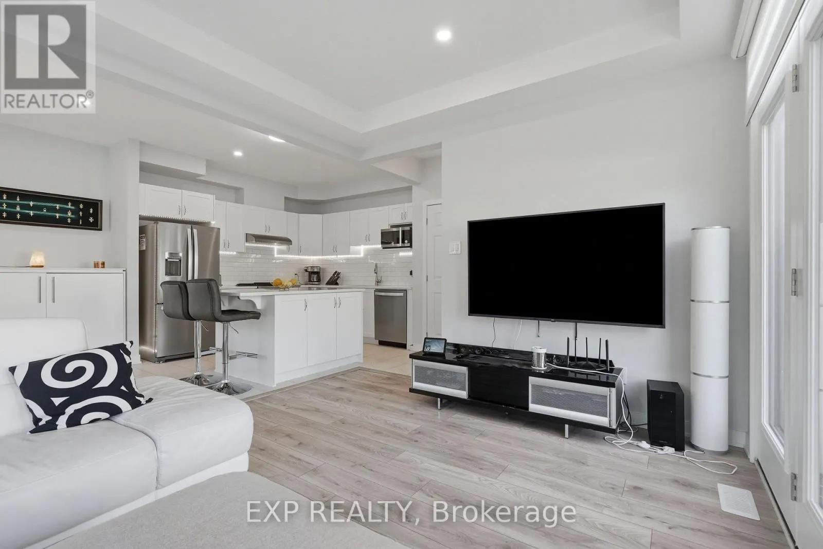 256 BILLRIAN CRESCENT