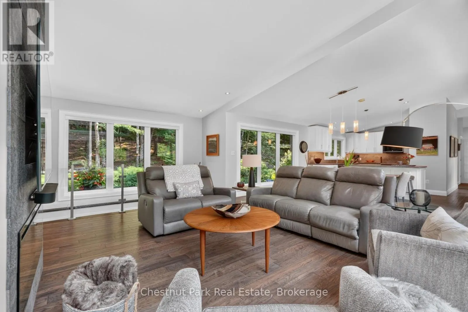 115 LINDGREN ROAD E