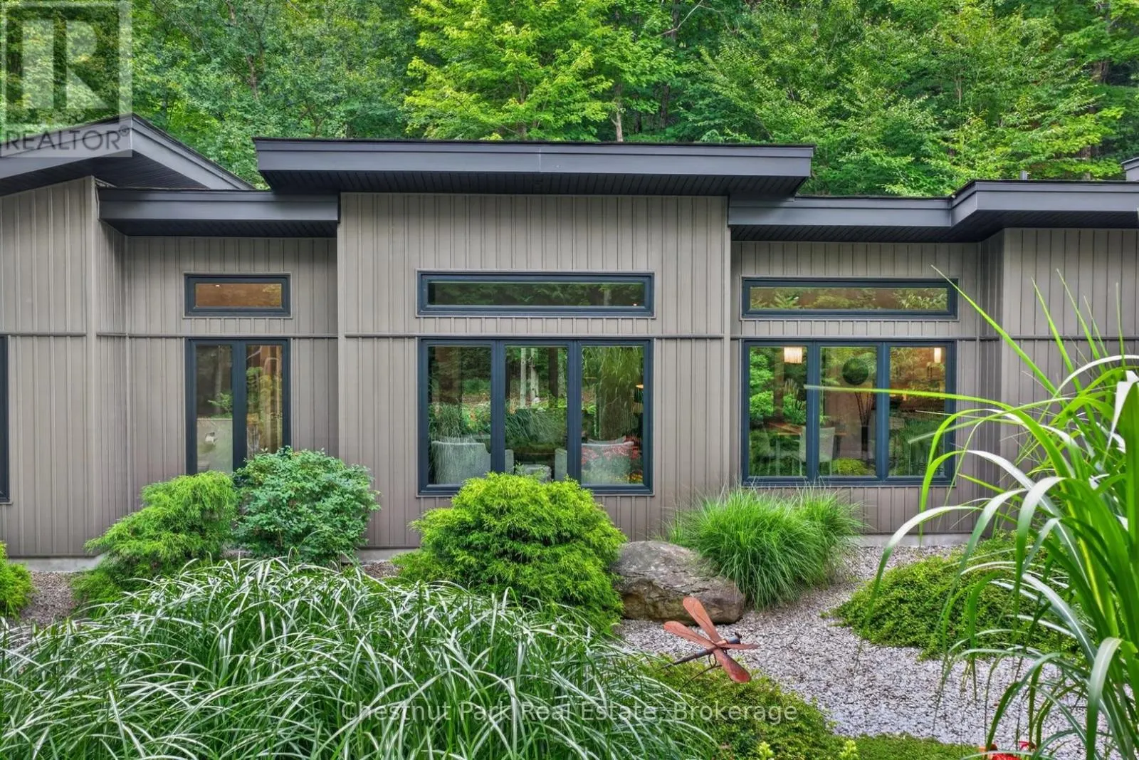 115 LINDGREN ROAD E