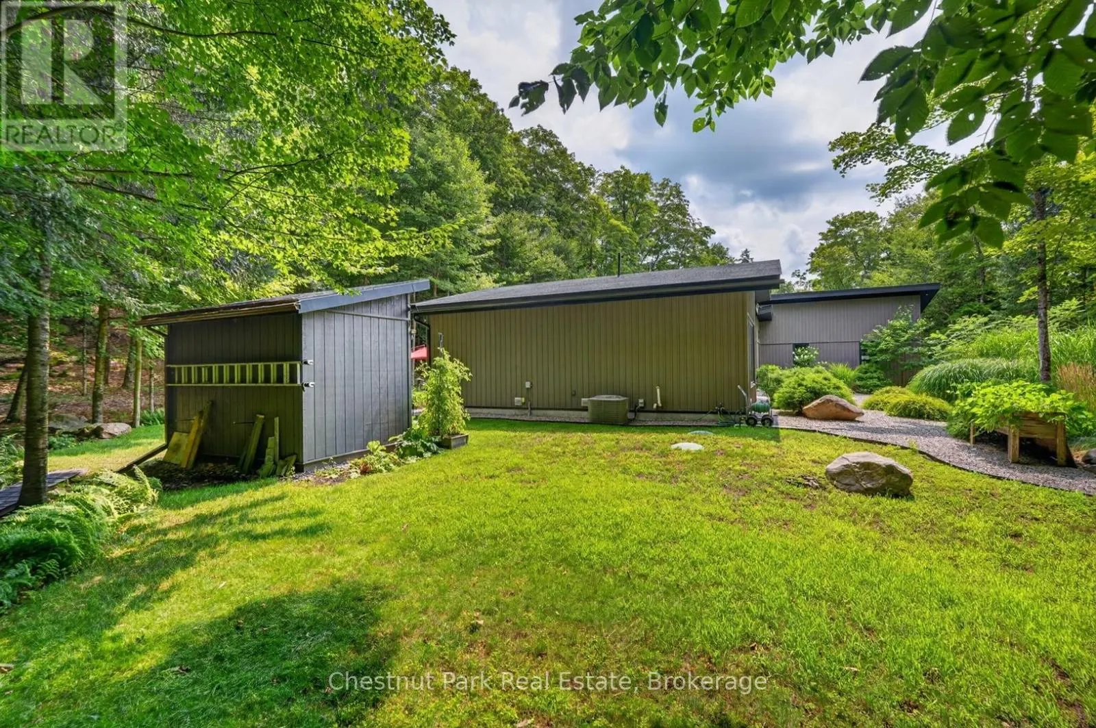 115 LINDGREN ROAD E