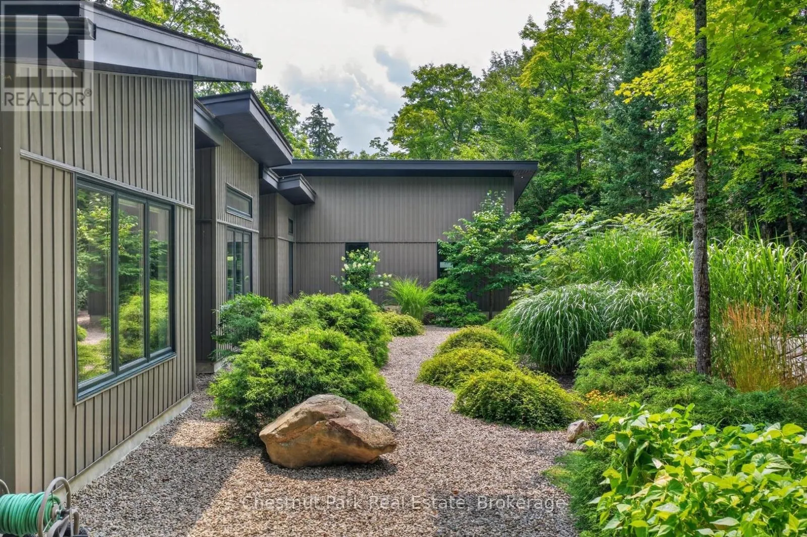 115 LINDGREN ROAD E