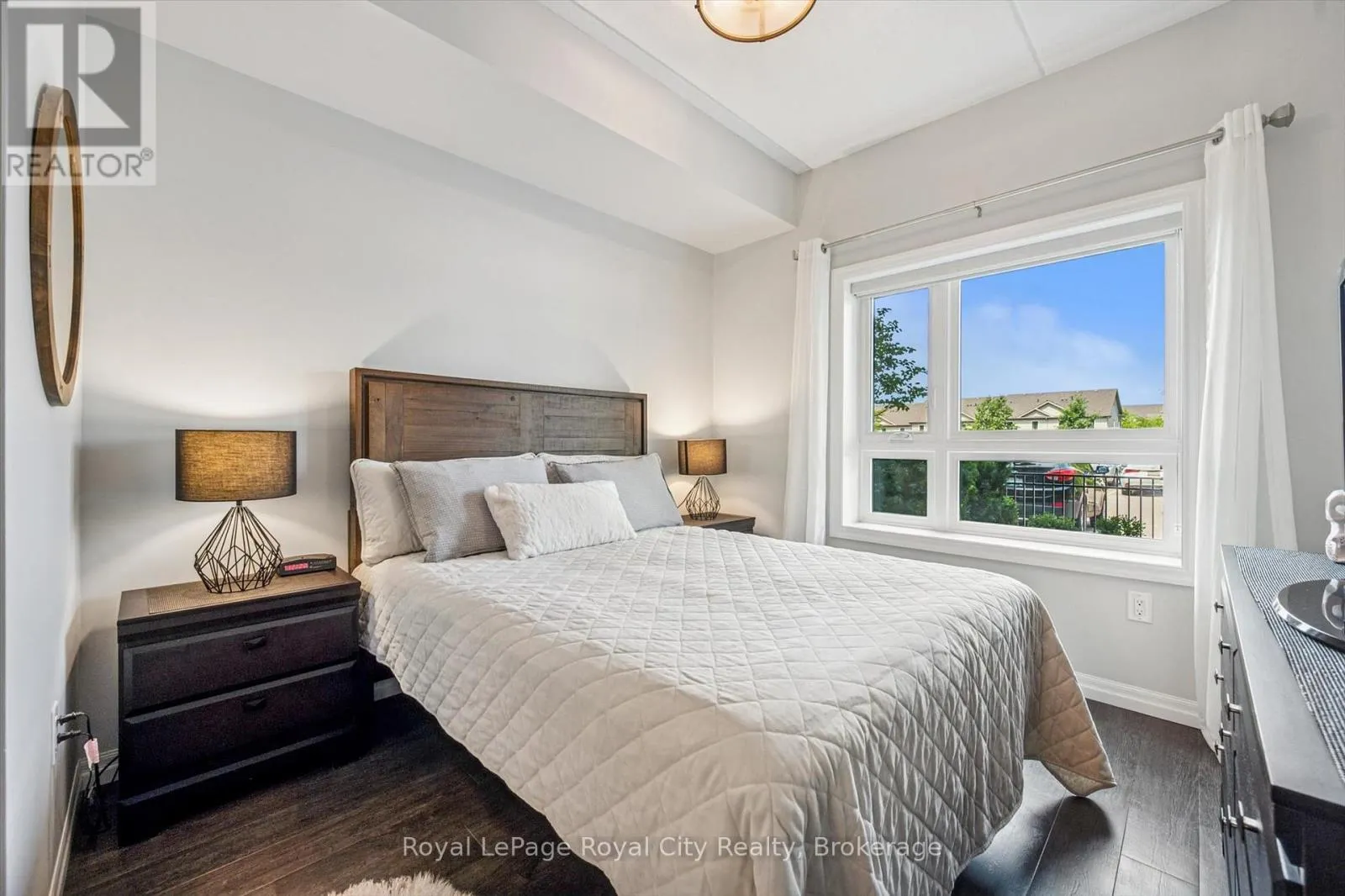 121 - 35 KINGSBURY SQUARE #121