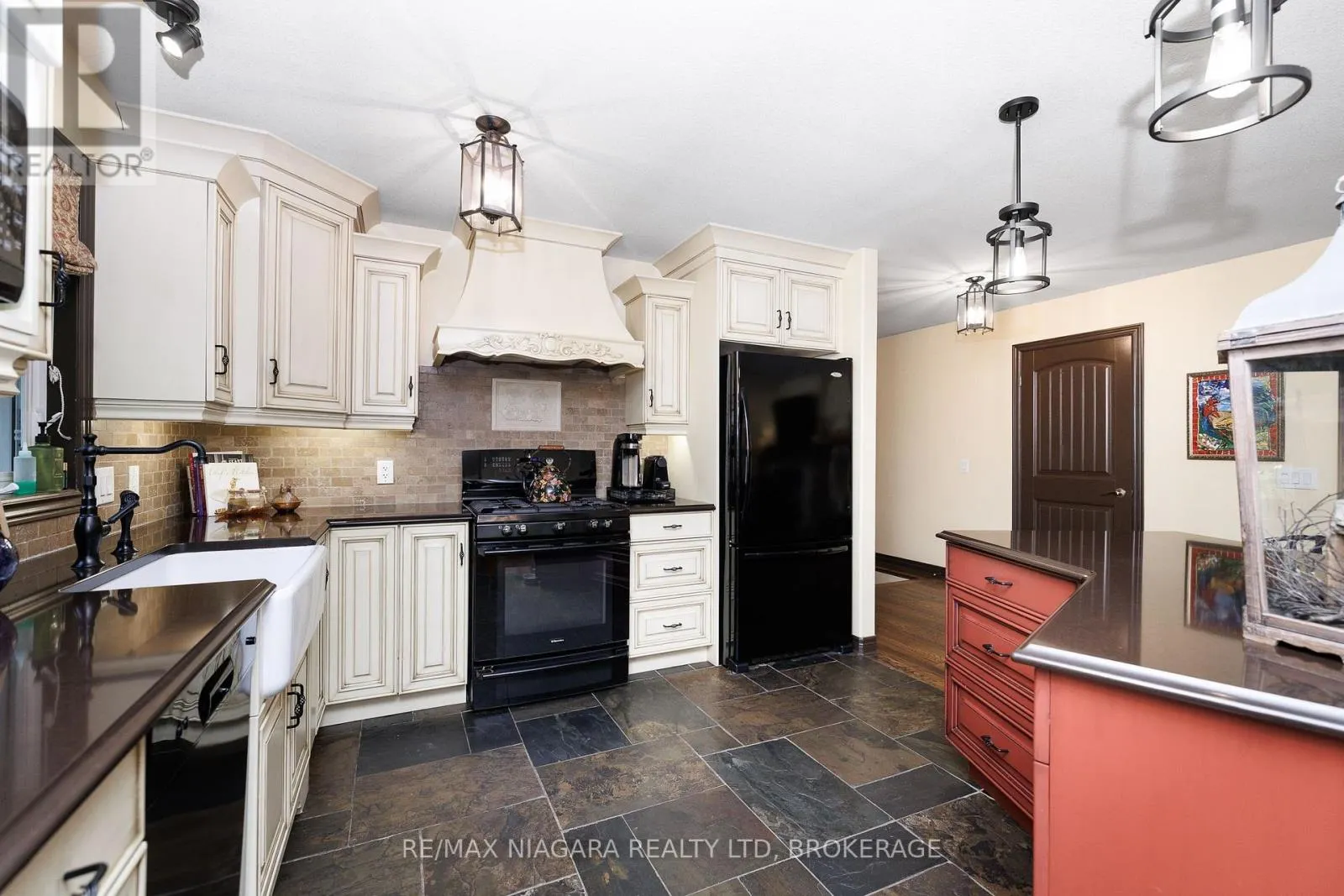 10 - 310 RIDGE ROAD S #10