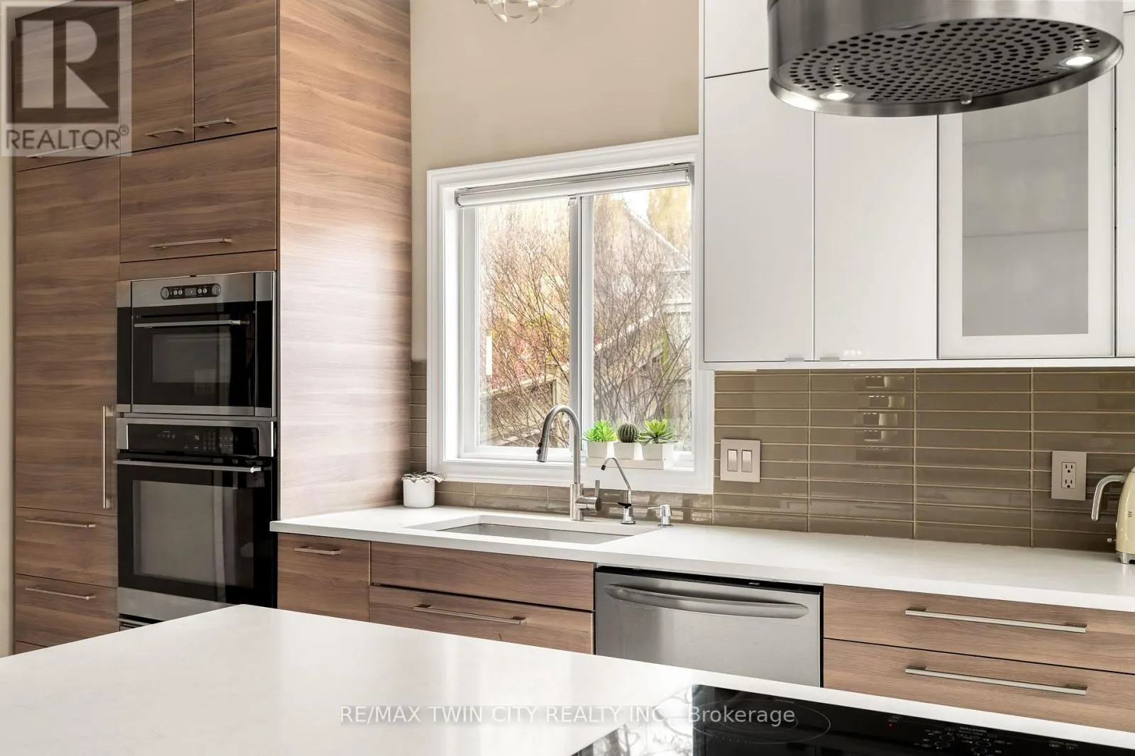 534 BIRCHLEAF WALK