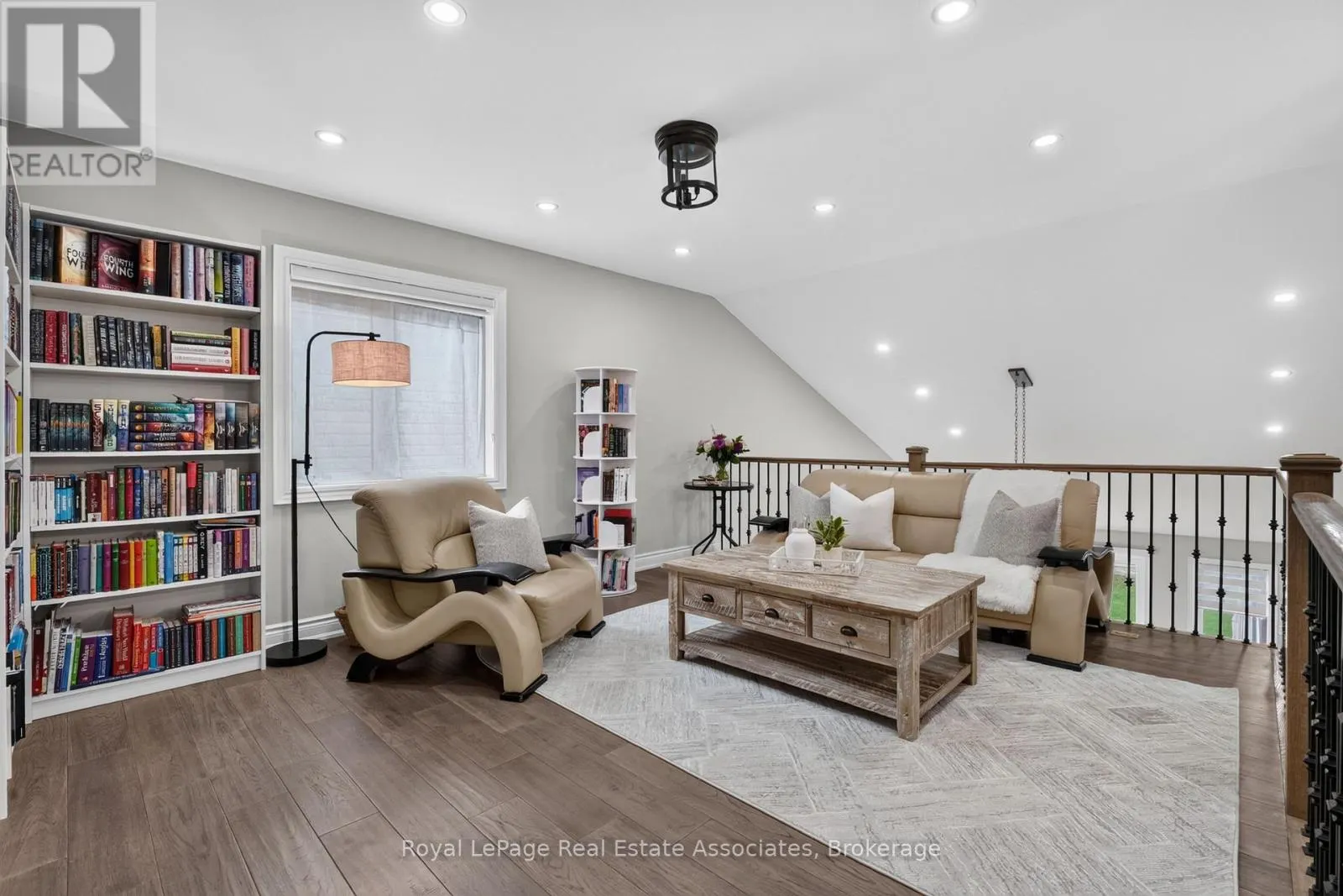 48 HARPIN WAY E