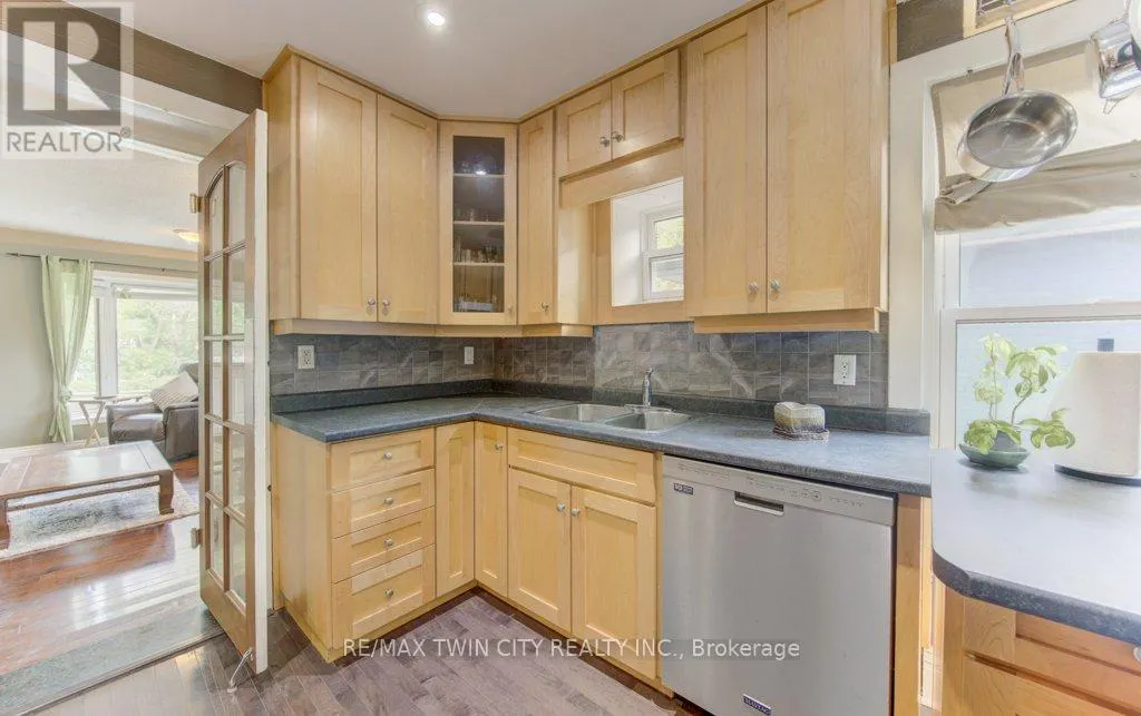 271 LONDON ROAD W