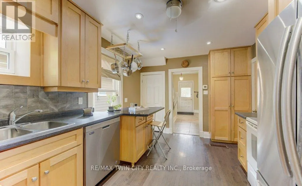 271 LONDON ROAD W