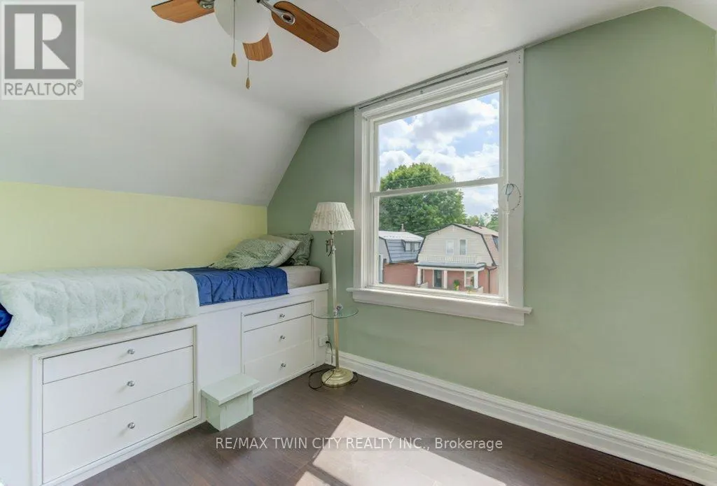 271 LONDON ROAD W
