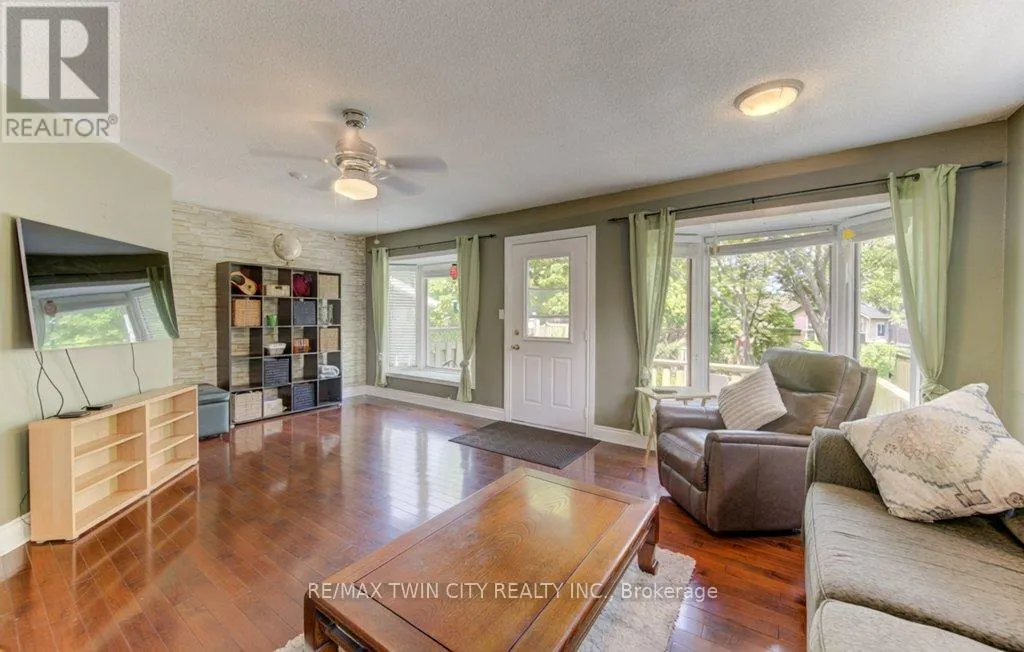 271 LONDON ROAD W