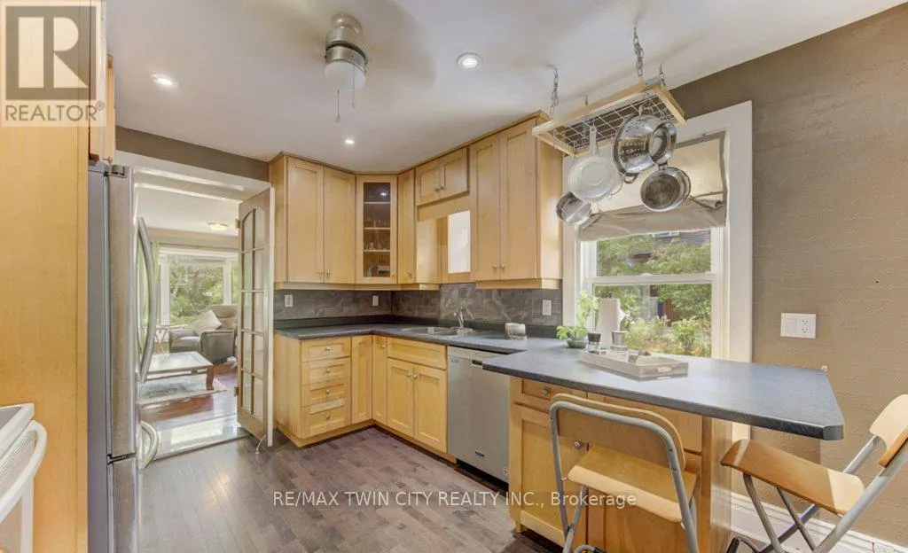 271 LONDON ROAD W