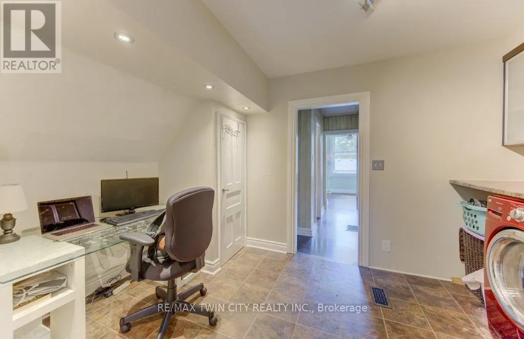 271 LONDON ROAD W