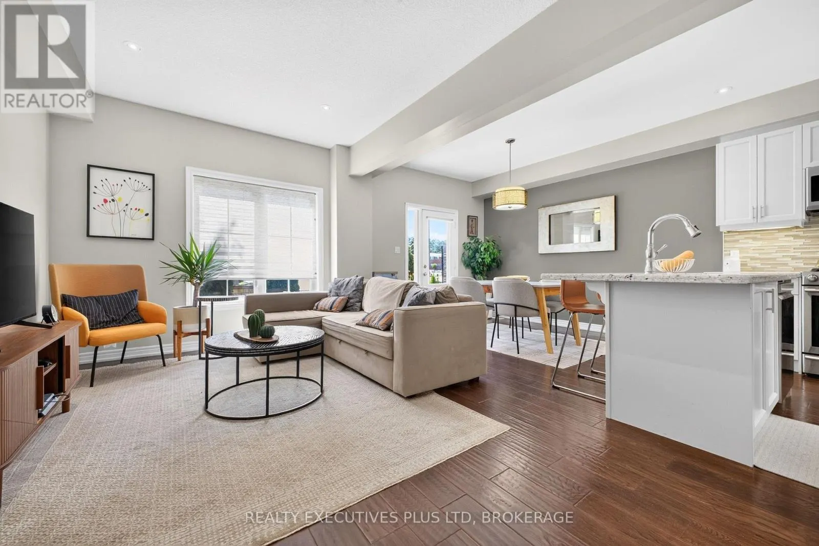 9 - 43 KERMAN AVENUE #9