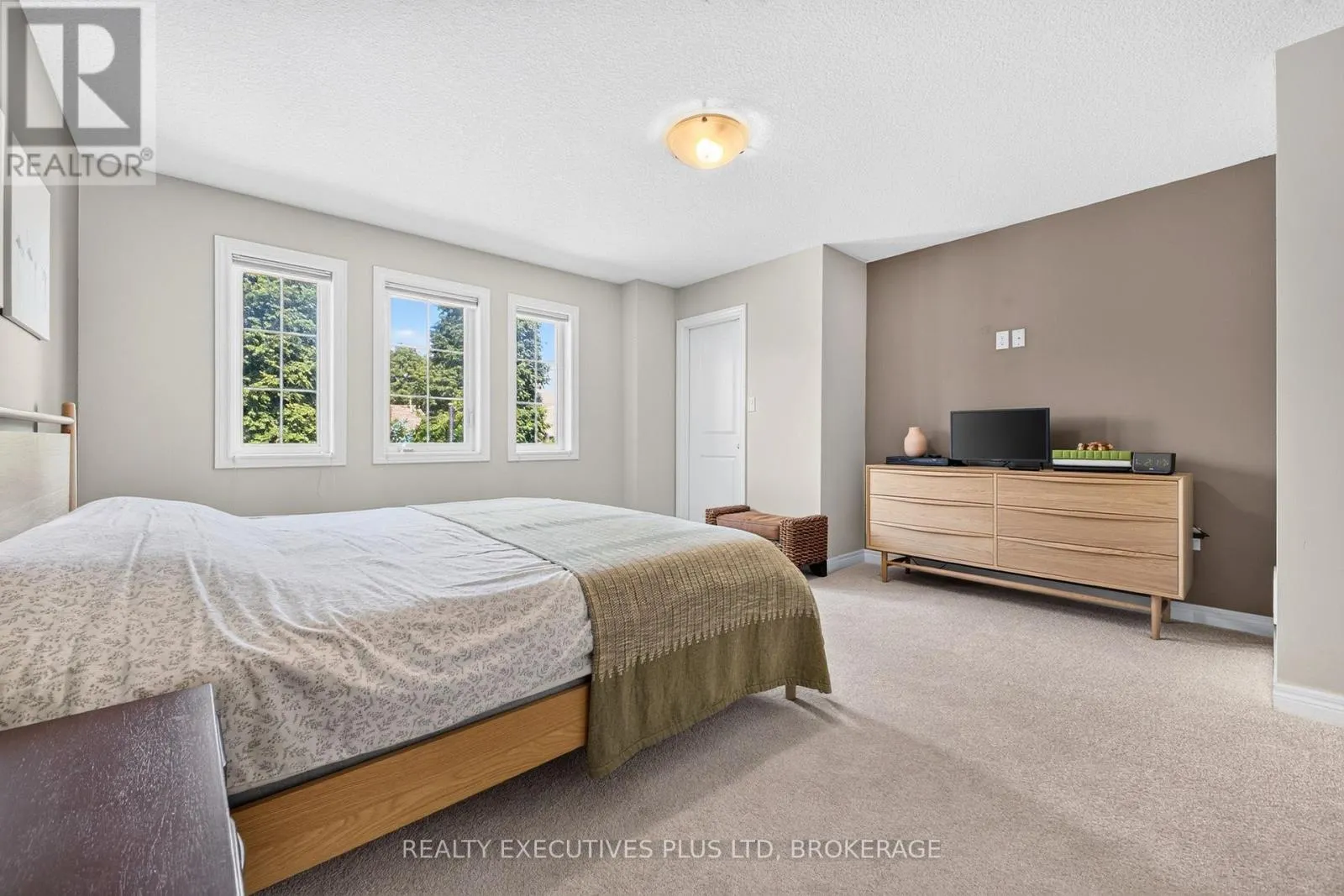 9 - 43 KERMAN AVENUE #9
