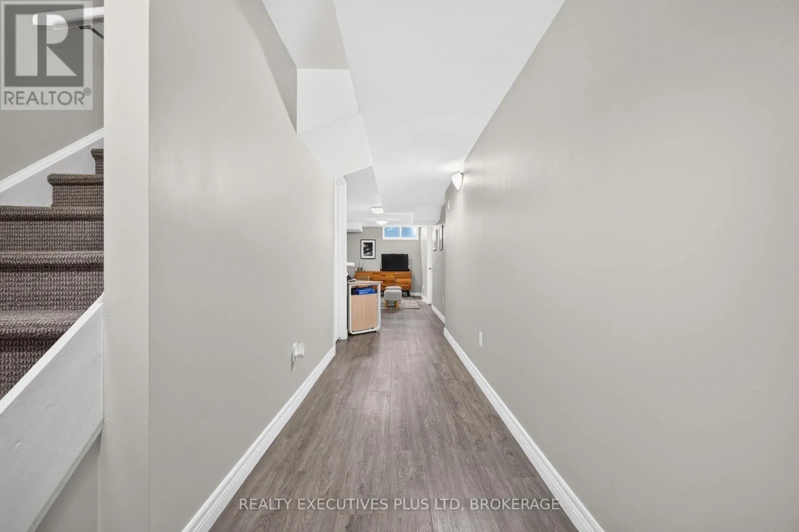 9 - 43 KERMAN AVENUE #9