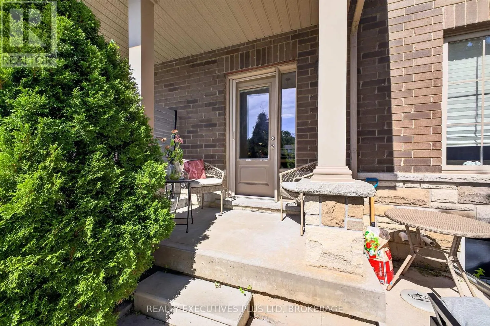 9 - 43 KERMAN AVENUE #9