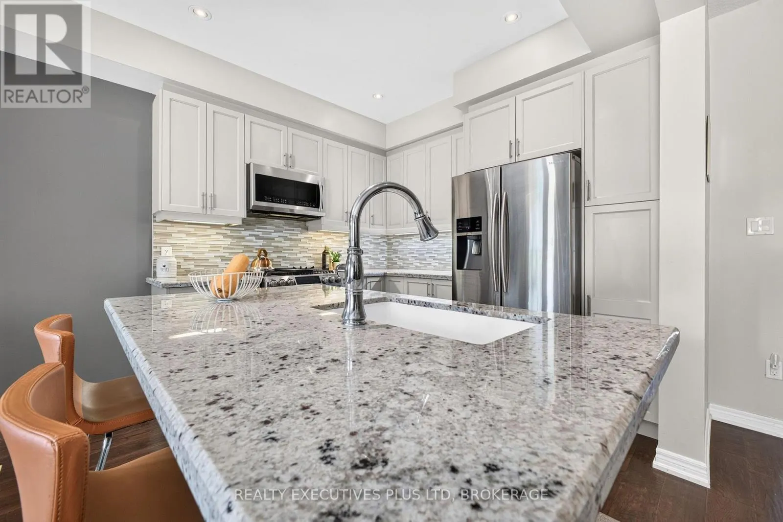 9 - 43 KERMAN AVENUE #9