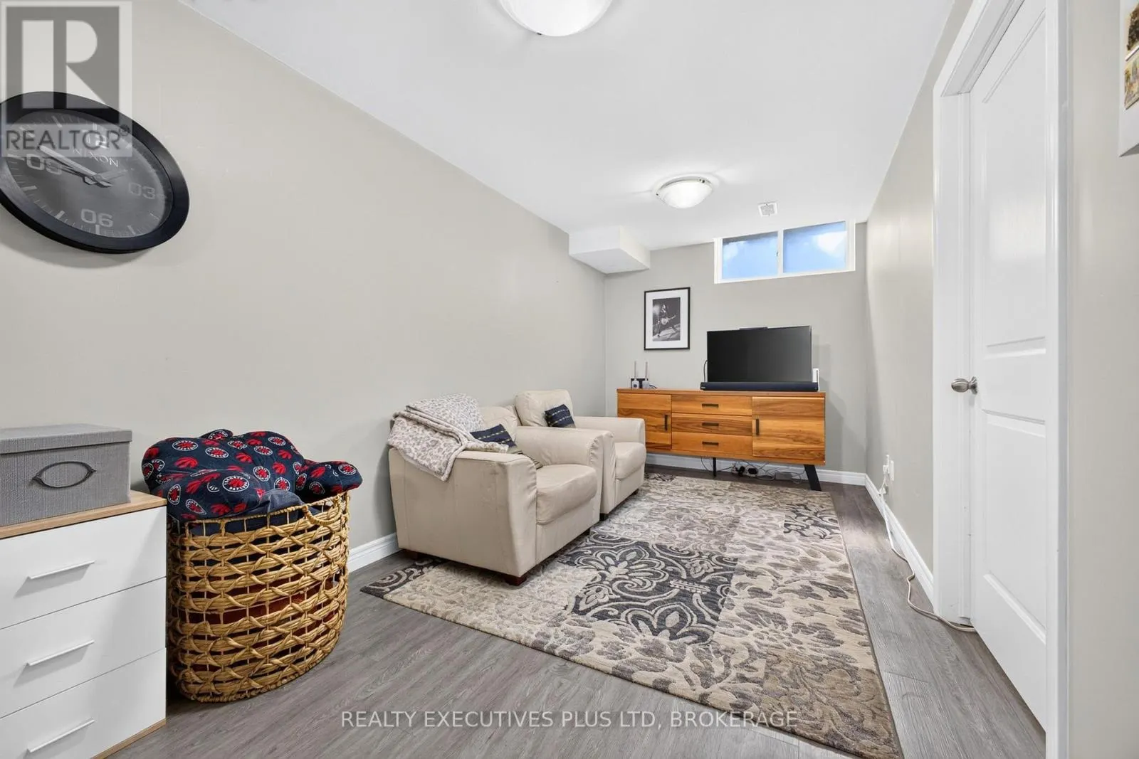 9 - 43 KERMAN AVENUE #9