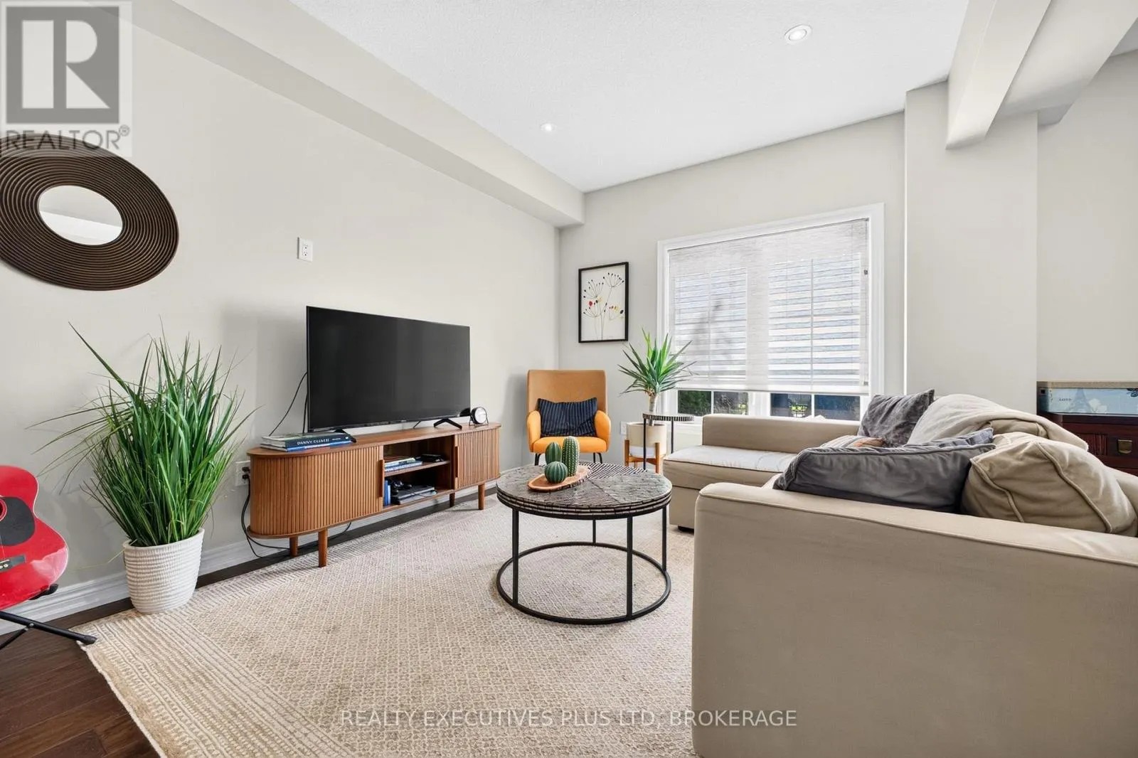 9 - 43 KERMAN AVENUE #9