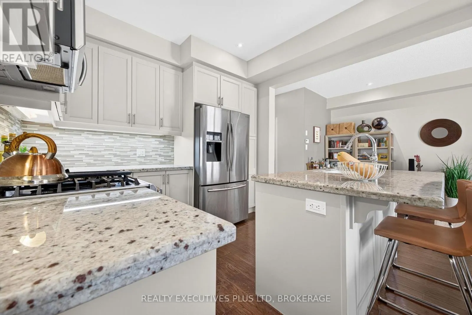 9 - 43 KERMAN AVENUE #9