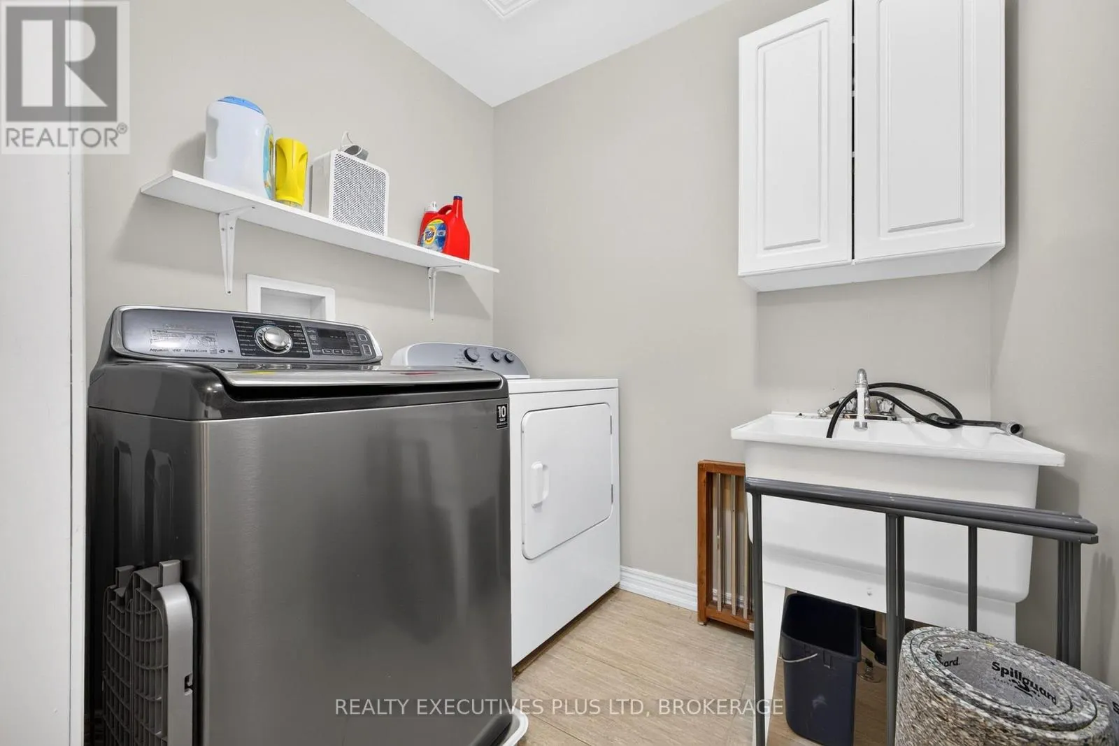9 - 43 KERMAN AVENUE #9