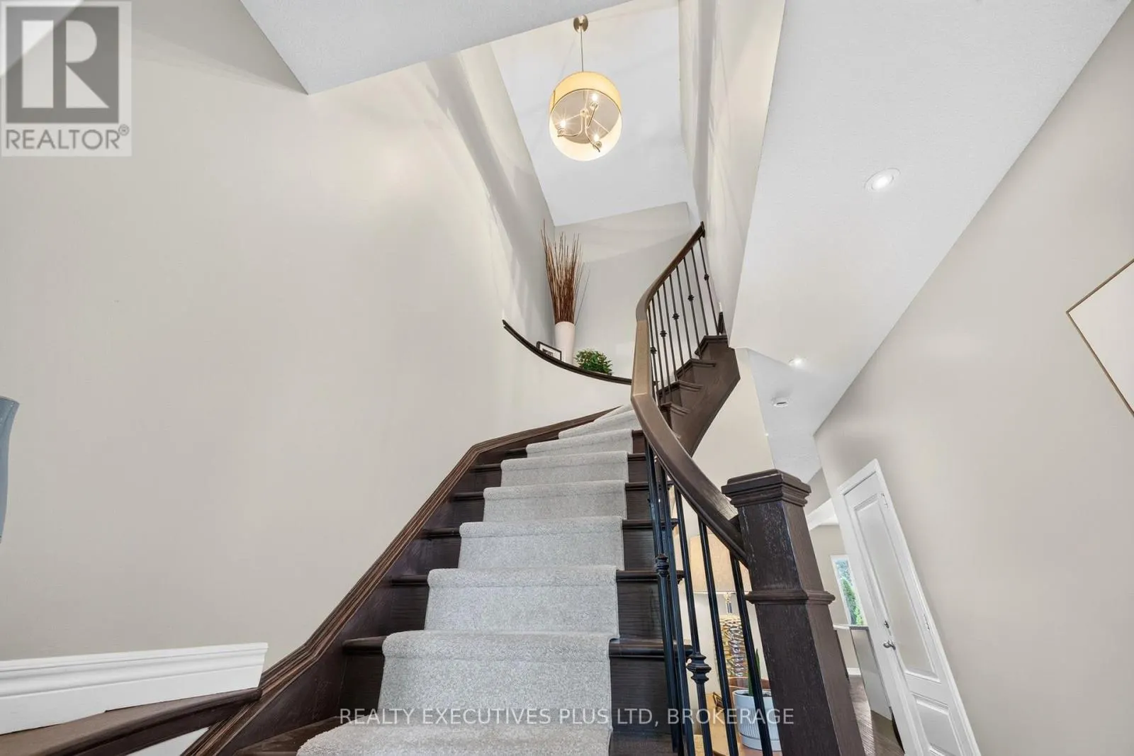 9 - 43 KERMAN AVENUE #9