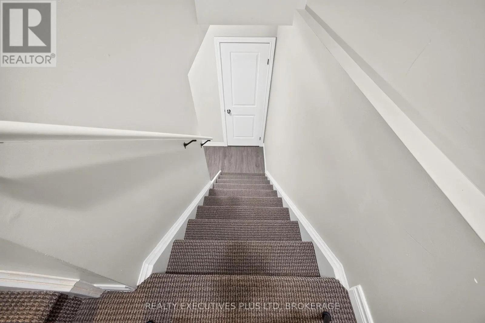 9 - 43 KERMAN AVENUE #9