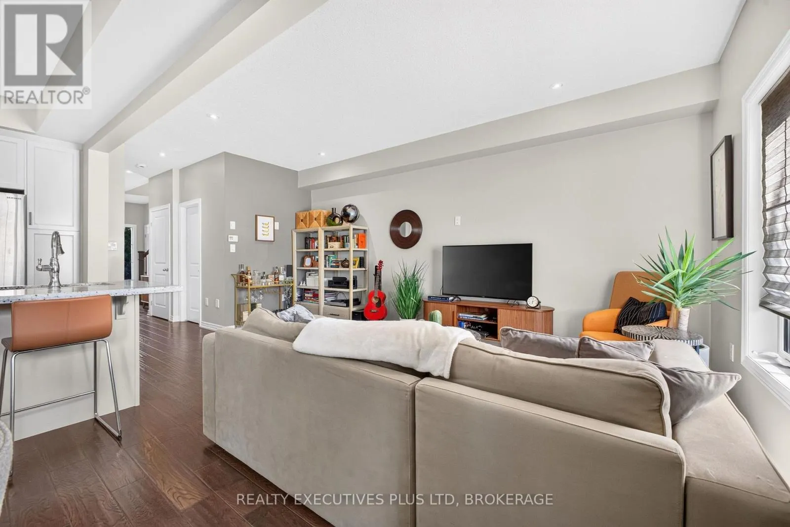9 - 43 KERMAN AVENUE #9