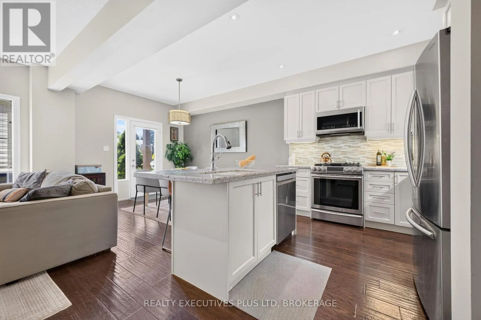 9 - 43 KERMAN AVENUE #9