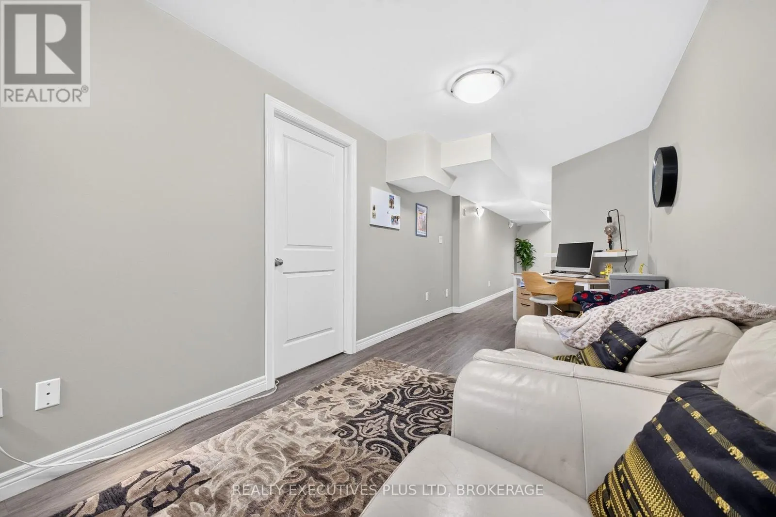 9 - 43 KERMAN AVENUE #9