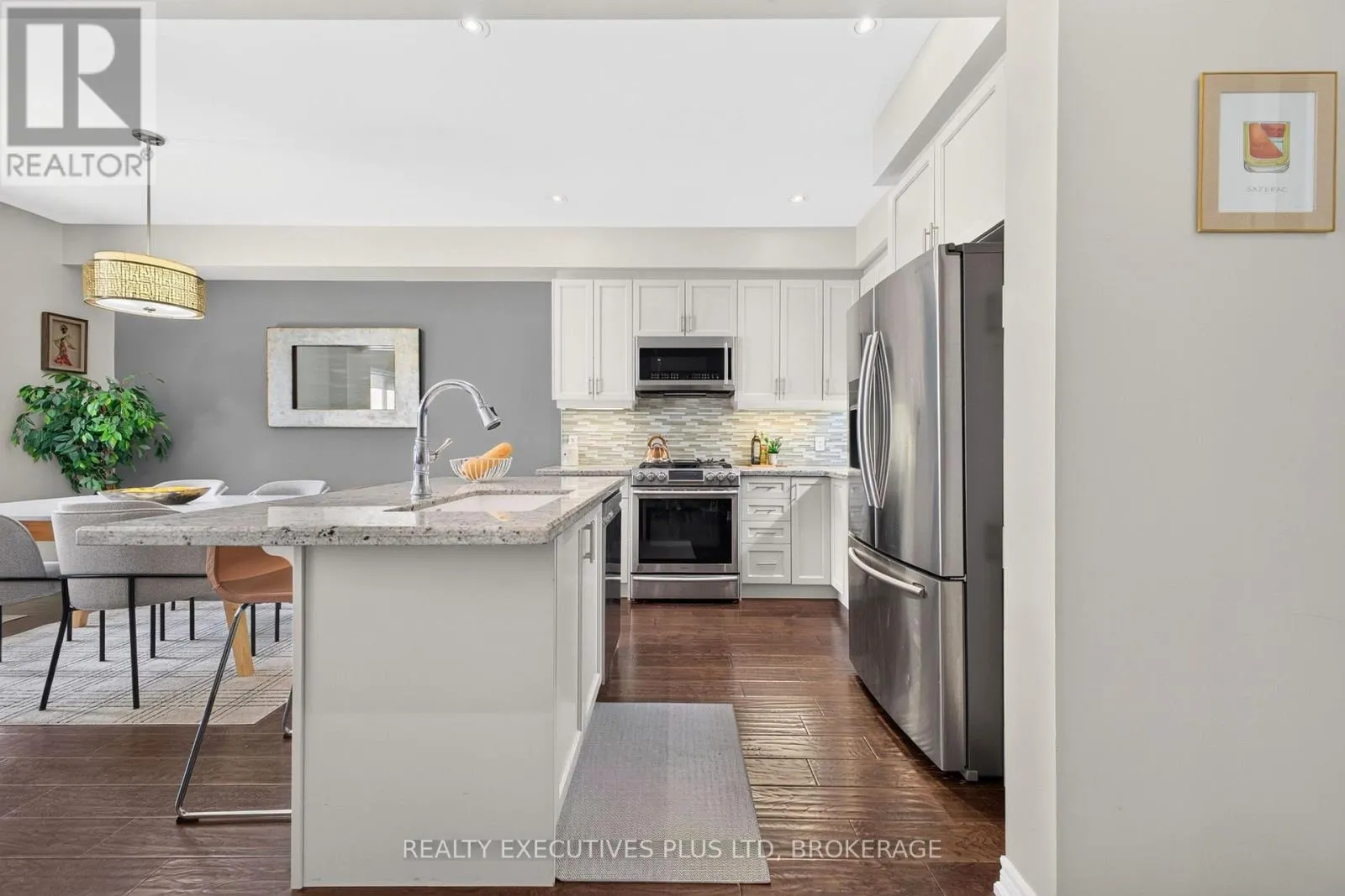9 - 43 KERMAN AVENUE #9