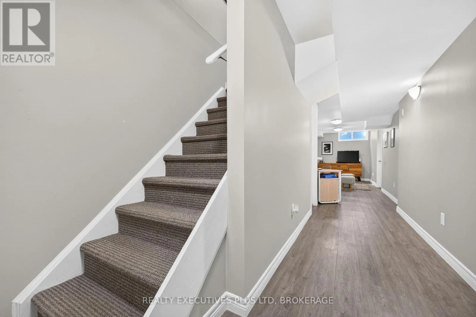 9 - 43 KERMAN AVENUE #9