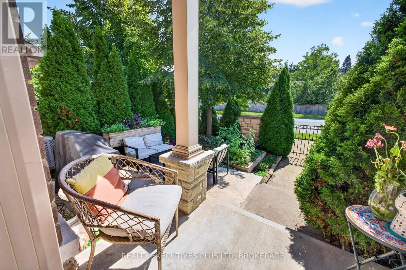 9 - 43 KERMAN AVENUE #9