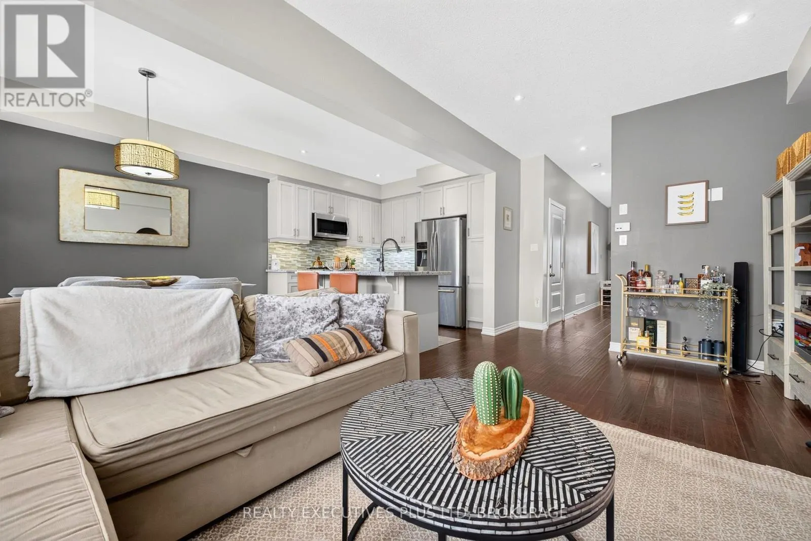 9 - 43 KERMAN AVENUE #9