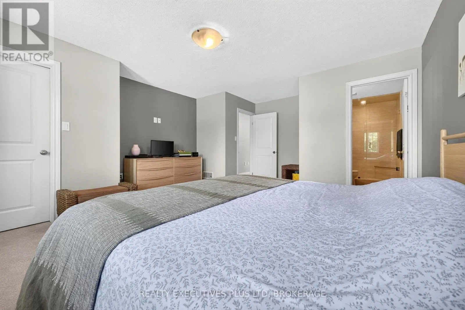 9 - 43 KERMAN AVENUE #9