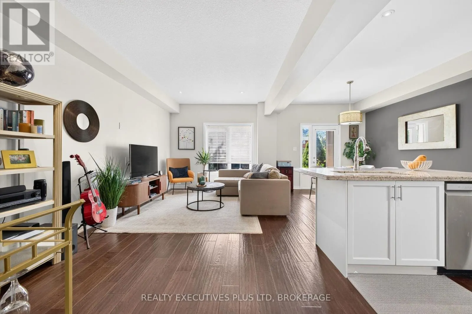 9 - 43 KERMAN AVENUE #9