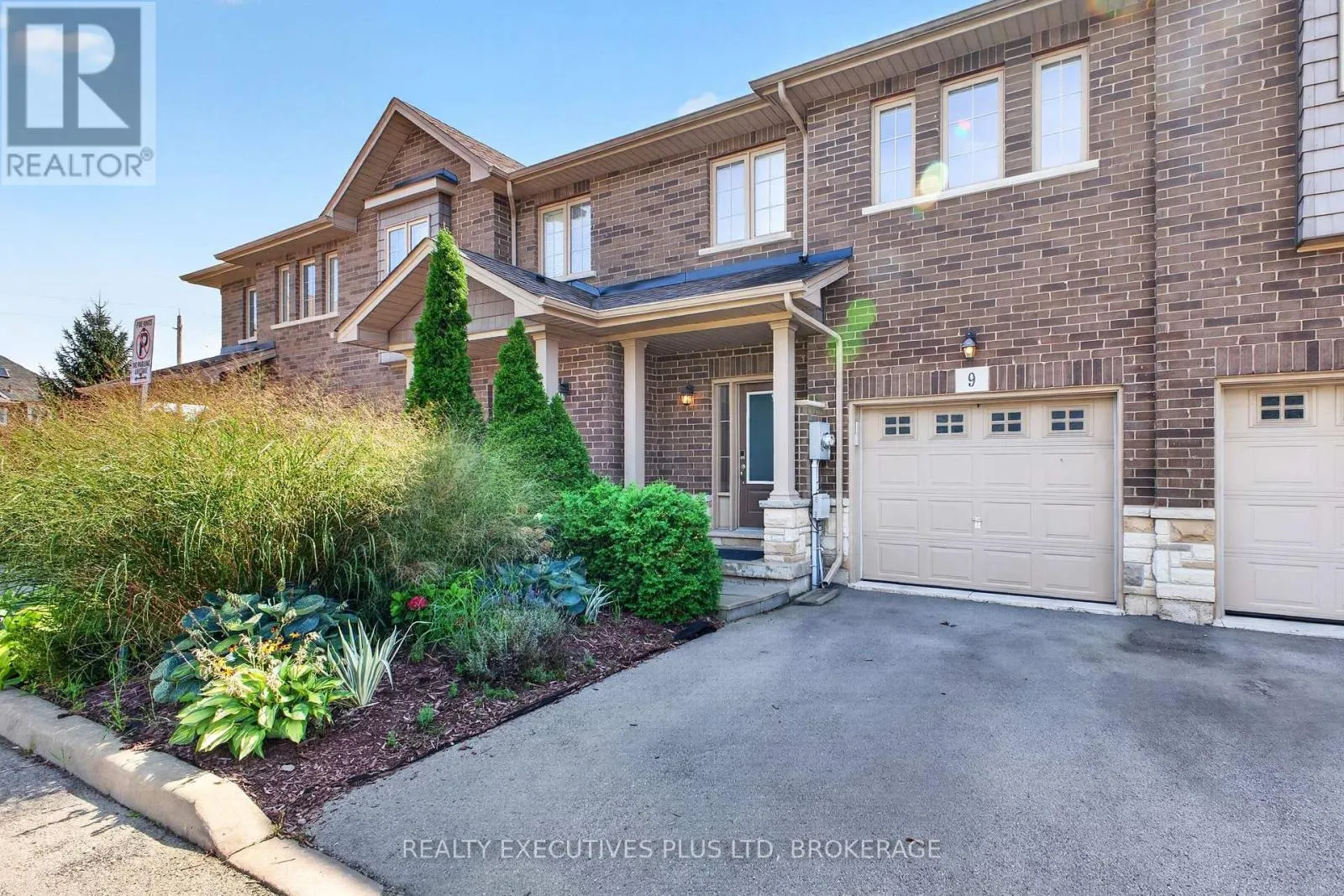 9 - 43 KERMAN AVENUE #9