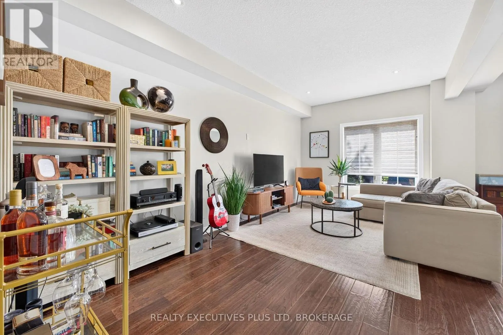 9 - 43 KERMAN AVENUE #9