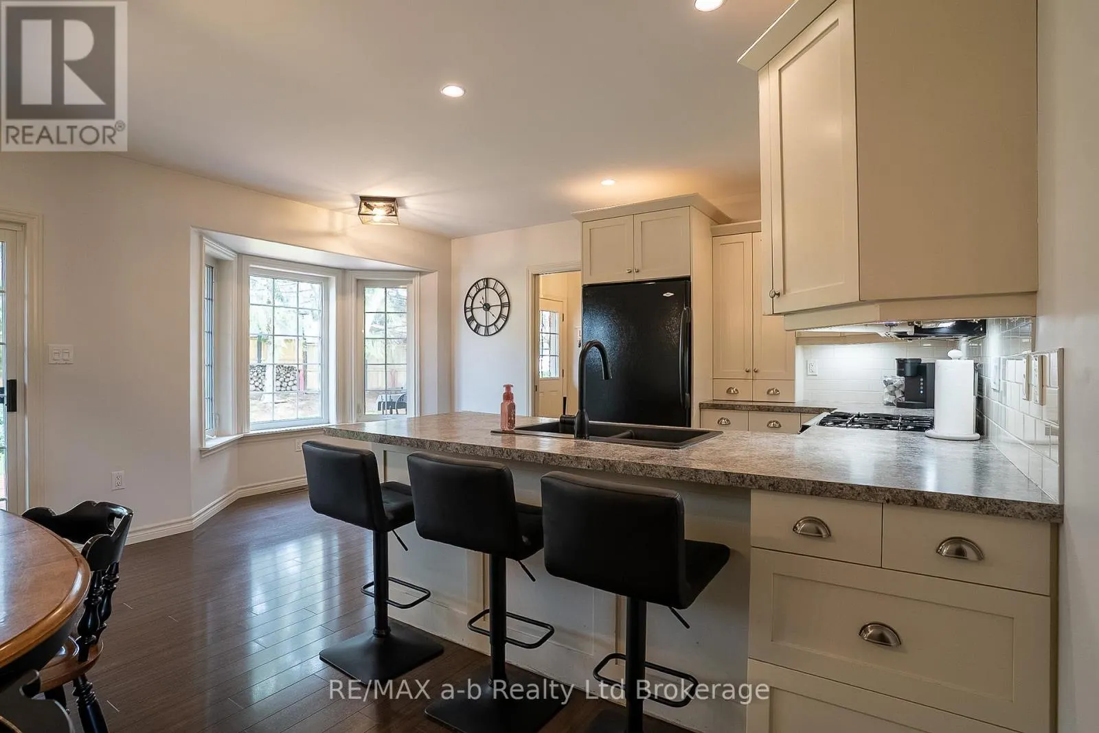 4 OTTERVIEW DRIVE