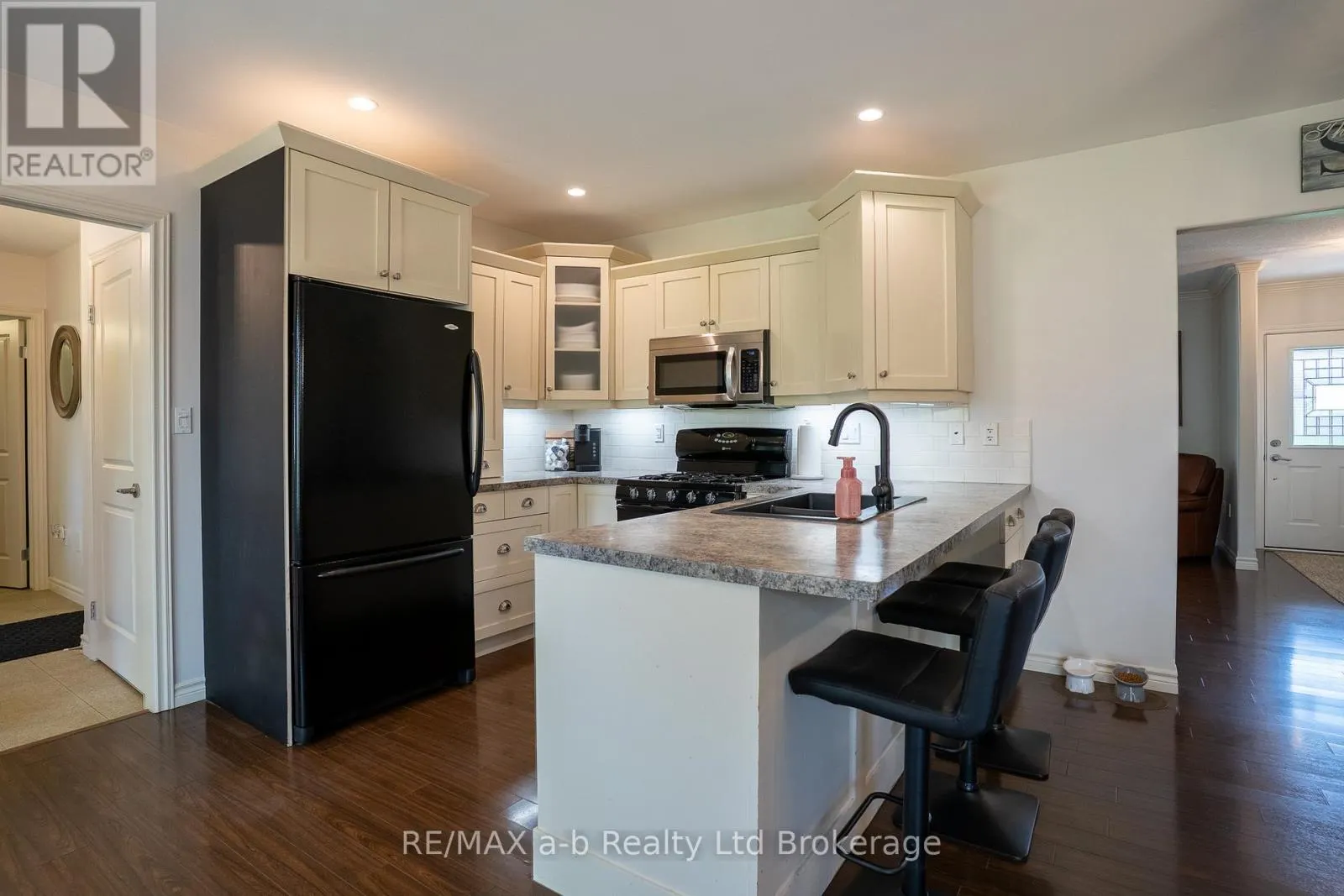4 OTTERVIEW DRIVE