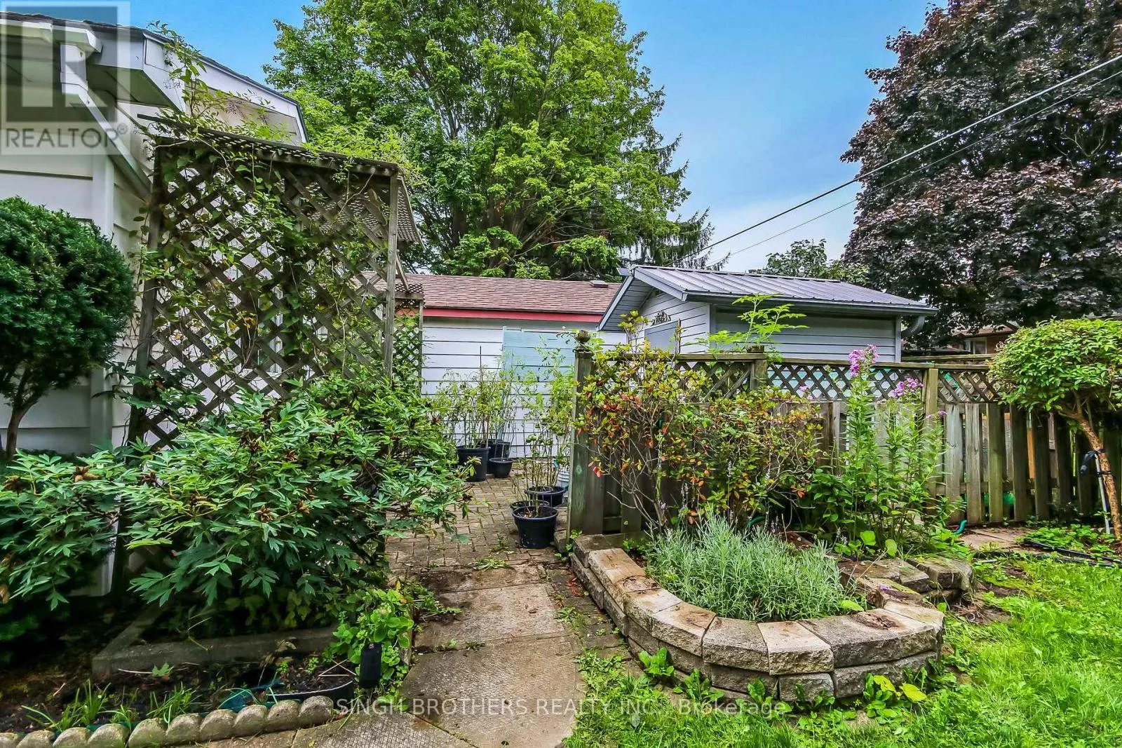 316 WILLOWGROVE CRESCENT